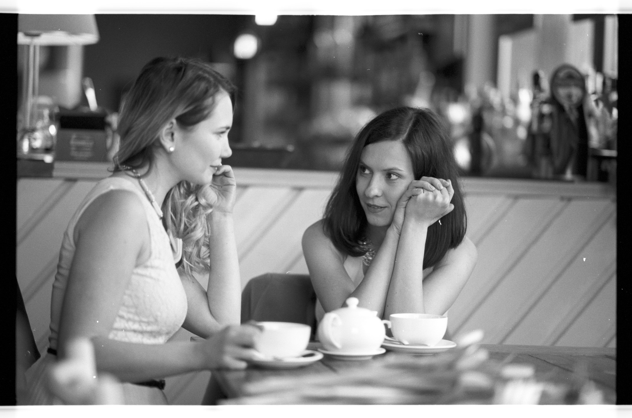 Приличная слушать. Подруги в кафе. Фотосессия с подругами в кафе. Подруги в кофейне. Подруги болтают.